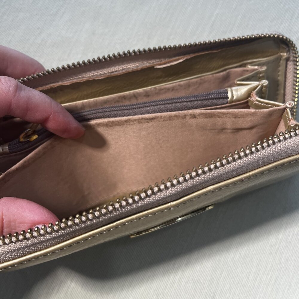 Tory Burch Robinson Metallic Zip-Around Wallet in Pale Gold - Picture 12 of 13